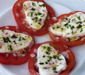 Mozerella Peynirli Domates Salatası